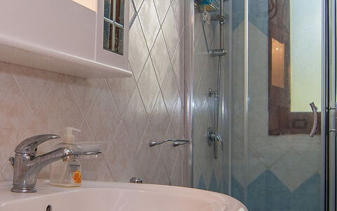 Vista Mare Noto: Badezimmer, Eigentum, Zimmer, Armatur, Toilette, Fliese, Zapfhahn, Interior Design, Die Architektur, Toilleten Sitz
