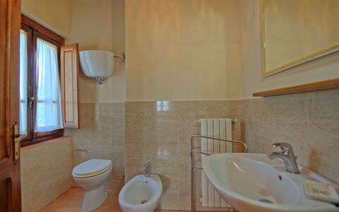 Casa Catia: Badezimmer, Eigentum, Zimmer, Toilette, Armatur, Bad Sink, Wand, Toilleten Sitz, Fussboden, Sinken