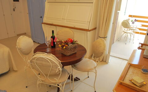 Marina Di Castagneto: Zimmer, Möbel, Eigentum, Interior Design, Tabelle, Gelb, Fussboden, Esszimmer, Haus, Stuhl