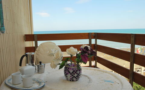 Marina Di Castagneto: Eigentum, Zimmer, Tabelle, Möbel, Interior Design, Grundeigentum, Balkon, Urlaub, Stuhl