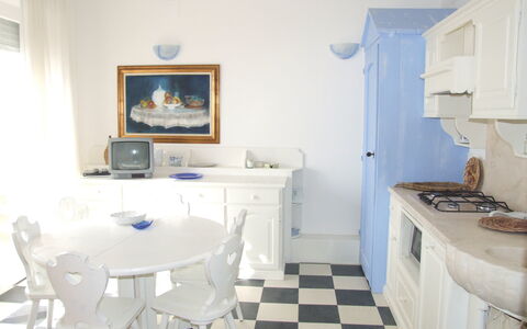 Marina Di Castagneto: Eigentum, Zimmer, Möbel, Fussboden, Gebäude, Interior Design, Haus, Grundeigentum, Tabelle, Küche