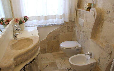 Appartamento - Le Finestre: Badezimmer, Eigentum, Fussboden, Zimmer, Toilette, Toilleten Sitz, Interior Design, Wand, Zapfhahn, Fliese