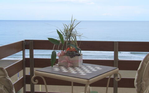 Appartamento - Le Finestre: Möbel, Tabelle, Eigentum, Urlaub, Balkon, Tisch Im Freien, Ozean, Gartenmöbel, Meer, Zimmer