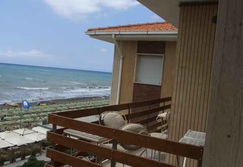 Appartamento - Le Finestre: Eigentum, Strand, Meer, Urlaub, Haus, Himmel, Gebäude, Holz, Grundeigentum, Zimmer