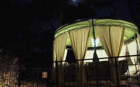 Villa Pineta: Nacht, Licht, Die Architektur, Himmel, Eisen, Baum, Mitternacht, Gebäude