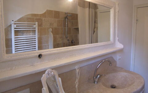 Villa Pineta: Badezimmer, Eigentum, Zimmer, Badezimmerschrank, Wand, Badewanne, Armatur, Fliese, Bad Zubehör, Sinken