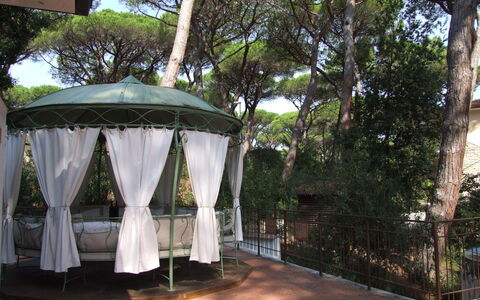 Villa Pineta: Gazebo, Pavillon, Überdachung, Schatten, Baum, Zelt, Gebäude, Outdoor Struktur