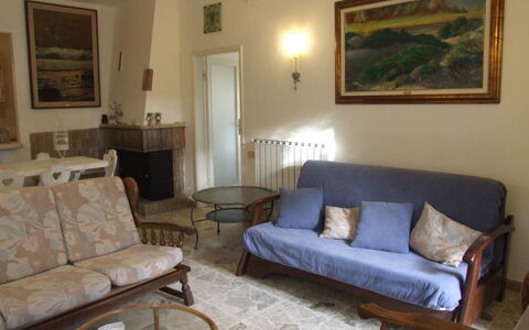 Villa Pineta: Zimmer, Möbel, Wohnzimmer, Eigentum, Fussboden, Interior Design, Gebäude, Wand, Couch, Haus