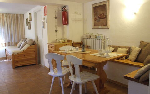 Villa Pineta: Zimmer, Möbel, Eigentum, Interior Design, Gebäude, Tabelle, Esszimmer, Fussboden, Haus, Wohnzimmer