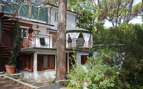 Villa Pineta: Zuhause, Hütte, Veranda, Balkon, Estate, Schatten, Garten, Hinterhof, Outdoor Struktur, Hazienda