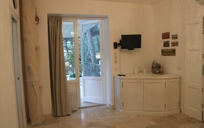 Iris: Zimmer, Eigentum, Fussboden, Wand, Interior Design, Möbel, Gebäude, Hartholz, Fliese, Flooring