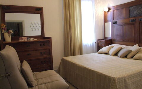 Villa La Quercia: Schlafzimmer, Möbel, Zimmer, Eigentum, Bett, Interior Design, Bettdecke, Bettrahmen, Suite, Wand