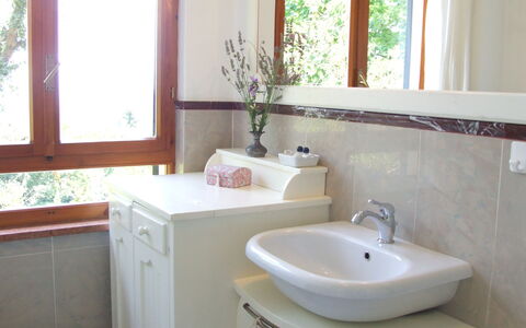 Villa La Quercia: Badezimmer, Zimmer, Eigentum, Fussboden, Sinken, Interior Design, Badezimmerschrank, Wand, Badewanne, Haus