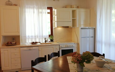 Villa La Quercia: Möbel, Interior Design, Holz, Flooring, Beleuchtung, Zimmer, Küche, Cabinetry, Küchengerät, Küche & Esszimmer Tisch