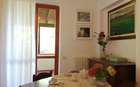 Villa La Quercia: Möbel, Interior Design, Holz, Flooring, Fussboden, Tabelle, Zimmer, Esszimmer, Beleuchtung, Bilderrahmen