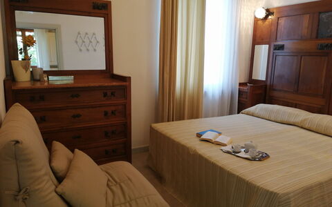 Villa La Quercia: Möbel, Holz, Schlafzimmer, Interior Design, Bett, Fussboden, Flooring, Bettdecke, Zimmer, Bedding