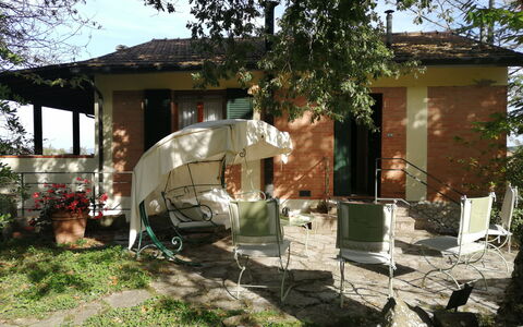Villa La Quercia: Möbel, Stuhl, Gartenmöbel, Tabelle, Schatten, Hinterhof, Tisch Im Freien, Garten, Hütte, Regenschirm
