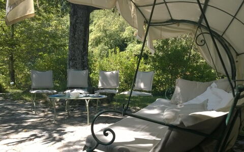 Villa La Quercia: Eigentum, Eisen, Möbel, Garten, Schatten, Terrasse, Baum, Tabelle, Hinterhof, Haus