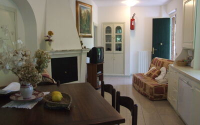 Dalia: Eigentum, Zimmer, Möbel, Gebäude, Interior Design, Wohnzimmer, Haus, Fussboden, Grundeigentum, Tabelle