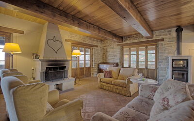 Grano: Zimmer, Wohnzimmer, Eigentum, Möbel, Interior Design, Gebäude, Zuhause, Gelb, Decke, Haus