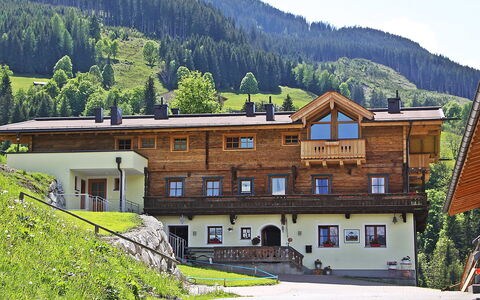 Kaprun 720: Himmel, Pflanze, Eigentum, Gebäude, Berg, Fenster, Natürliche Landschaft, Baum, Hochland, Haus