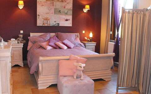 La Ferme de Gabrielle: Möbel, Gebäude, Dekoration, Komfort, Bettrahmen, Holz, Beleuchtung, Interior Design, Lampe, Flooring