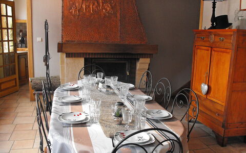 La Ferme de Gabrielle: Tabelle, Möbel, Geschirr, Stuhl, Dishware, Gebäude, Küche & Esszimmer Tisch, Tischdecke, Interior Design, Cabinetry