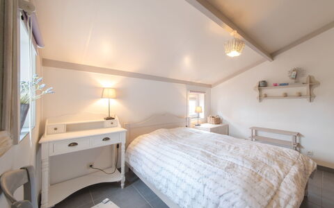 Bredene 460: Möbel, Eigentum, Gebäude, Komfort, Holz, Cabinetry, Bettrahmen, Bett, Lampe, Fussboden