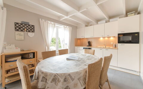 Bredene 460: Möbel, Eigentum, Tabelle, Fenster, Gebäude, Stuhl, Cabinetry, Holz, Pflanze, Interior Design