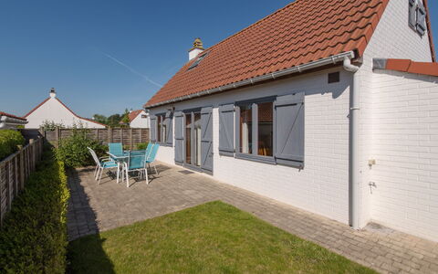 Bredene 460: Himmel, Gebäude, Eigentum, Pflanze, Fenster, Grundstueck, Die Architektur, Hütte, Haus, Tür