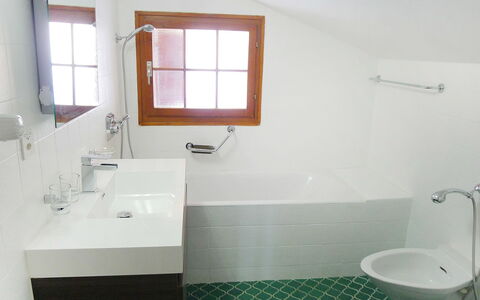 La Haute Cîme 16: Armatur, Sinken, Eigentum, Zapfhahn, Bad Sink, Fenster, Badezimmer, Interior Design, Rechteck