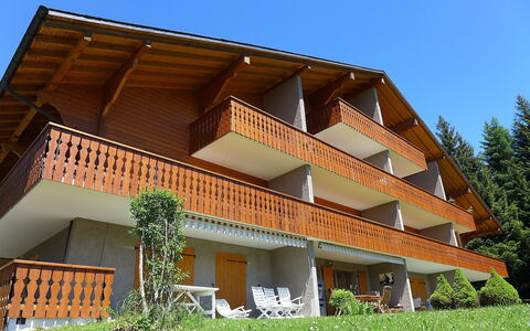 Cristel 2: Gebäude, Himmel, Pflanze, Eigentum, Fenster, Grundstueck, Vegetation, Baum, Haus, Hütte