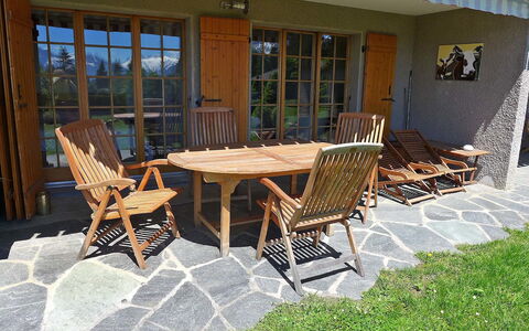 Cristel 2: Möbel, Tabelle, Eigentum, Gebäude, Tisch Im Freien, Stuhl, Holz, Schatten, Gartenmöbel, Veranda