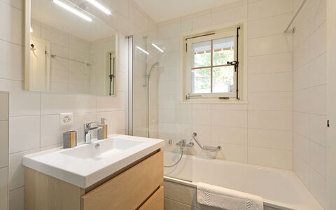 Cristel 2: Spiegel, Badewanne, Armatur, Zapfhahn, Sinken, Eigentum, Badezimmer, Bad Sink, Fenster