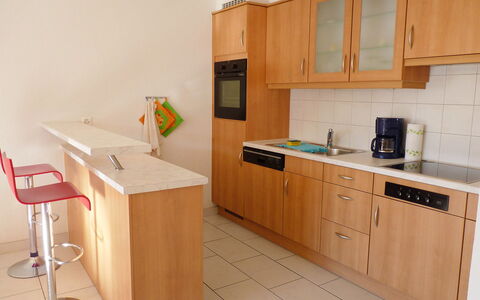 Ardévine 5: Cabinetry, Gebäude, Möbel, Countertop, Schublade, Zapfhahn, Spüle, Holz, Küchengerät, Küche