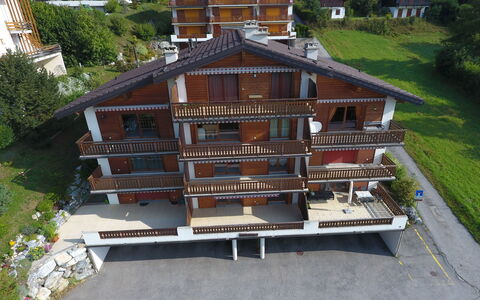 Ardévine 5: Gebäude, Fenster, Pflanze, Tür, Urban Design, Haus, Holz, Baum, Fassade, Dach