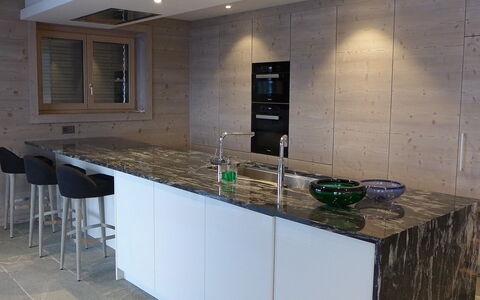 Le Refuge 1: Countertop, Zimmer, Eigentum, Fliese, Cabinetry, Küche, Möbel, Interior Design, Fussboden, Gebäude