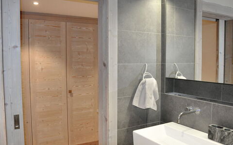 Le Refuge 1: Spiegel, Zapfhahn, Sinken, Eigentum, Armatur, Gebäude, Bad Sink, Schwarz, Badezimmer