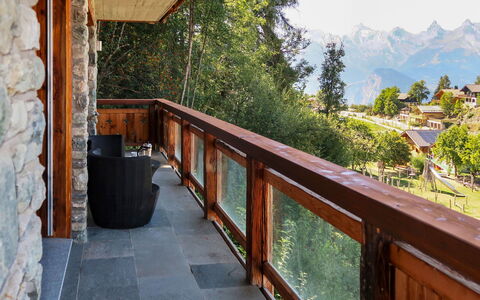 Le Refuge 1: Eigentum, Himmel, Gebäude, Pflanze, Holz, Baum, Botanik, Interior Design, Vegetation, Freizeit