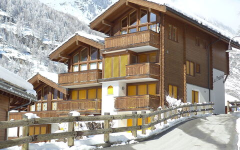 La Prairie: Schnee, Gebäude, Eigentum, Fenster, Berg, Haus, Himmel, Steigung, Holz, Baum
