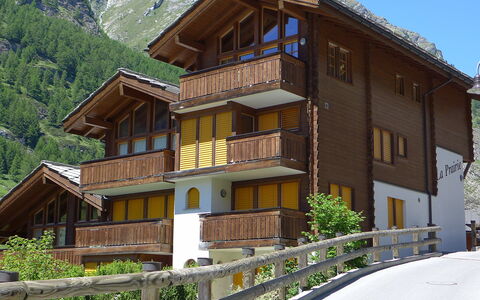 La Prairie: Pflanze, Gebäude, Eigentum, Fenster, Haus, Baum, Berg, Himmel, Zaun, Urban Design