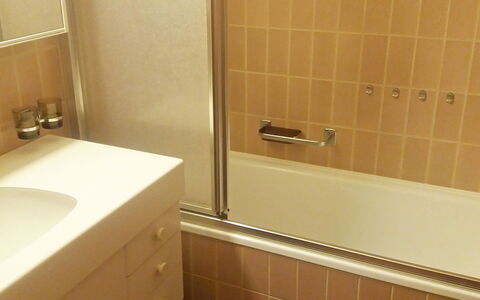 Apartment 10: Braun, Badezimmerschrank, Eigentum, Badezimmer, Armatur, Bad Sink, Cabinetry, Interior Design, Holz