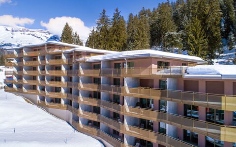 Laax 700: Gebäude, Himmel, Schnee, Wolke, Baum, Fenster, Haus, Holz, Steigung, Öffentlicher Raum