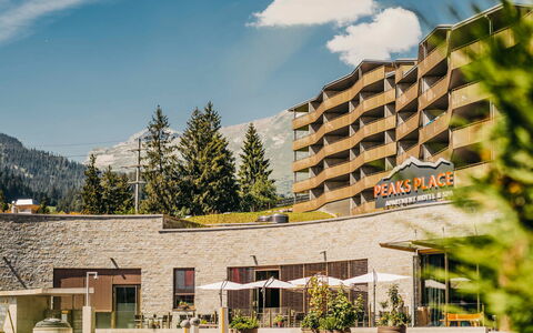 Laax 700: Wolke, Pflanze, Himmel, Eigentum, Gebäude, Blumentopf, Urban Design, Biome, Baum, Nachbarschaft