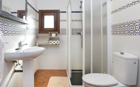 El Cerrillo - Cerro Negro: Toilleten Sitz, Flooring, Badezimmer, Toilette, Armatur, Fussboden, Interior Design, Fliese, Installation, Sinken