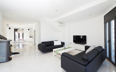 Alberes: Wohnzimmer, Zimmer, Eigentum, Möbel, Interior Design, Gebäude, Fussboden, Haus, Decke, Tabelle