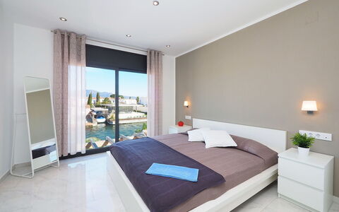 Alberes: Schlafzimmer, Möbel, Zimmer, Eigentum, Bett, Matratze, Interior Design, Bettdecke, Decke, Bettrahmen