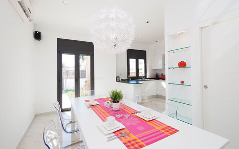 Alberes: Weiss, Zimmer, Eigentum, Interior Design, Möbel, Haus, Gebäude, Decke, Tabelle, Zuhause