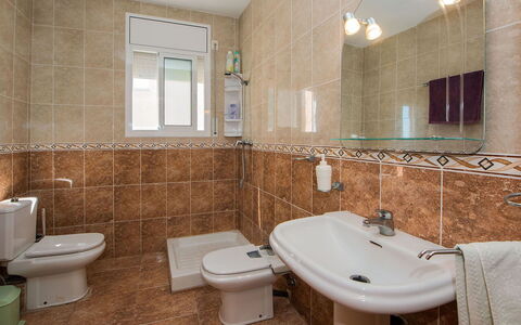 Juan: Badezimmer, Eigentum, Zimmer, Fliese, Wand, Interior Design, Die Architektur, Grundeigentum, Armatur, Fussboden