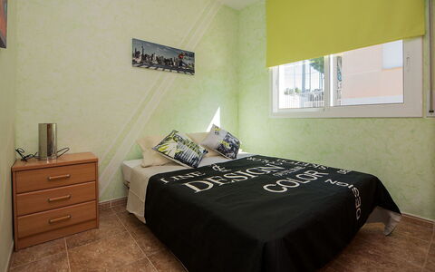 Juan: Schlafzimmer, Bett, Zimmer, Möbel, Eigentum, Bettrahmen, Wand, Bettdecke, Interior Design, Fussboden